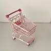 coche rosa de tamaño mediano