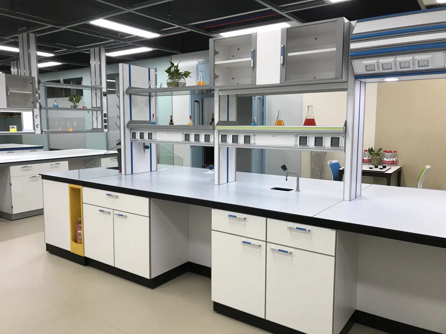 Лабораторные столы в химической лаборатории стоя