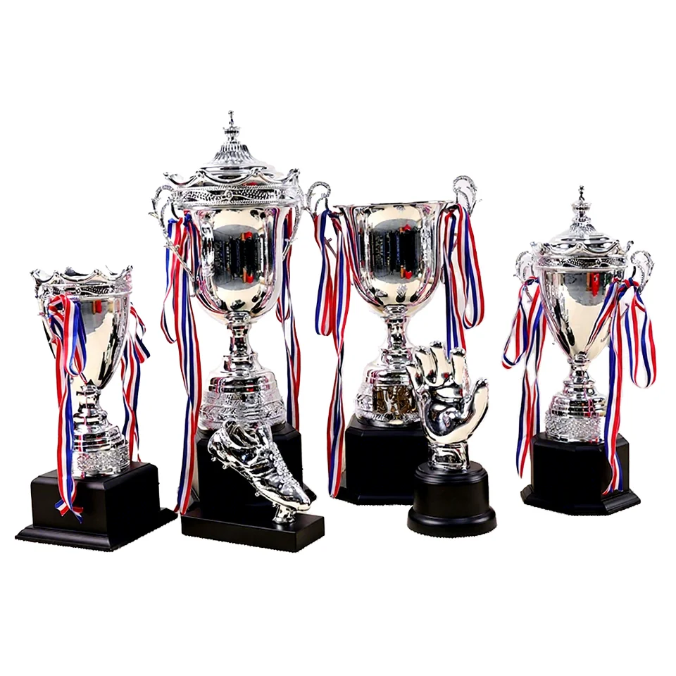 Op maat ontworpen sportprijzen voetbal zilveren plastic hoge trofeeën zwarte basis luxe wereldbeker kampioenschap ornamenten voetbaltrofeeën
