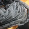 fil gris foncé mettant en valeur les perles argentées