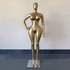 Oro opaco, braccio incrociato e gambe dritte