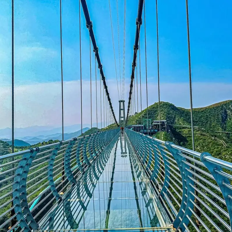 Туристическое горное живописное место для активного отдыха и приключений подвеска skywalk дно стеклянный пол дорожка небесный мост с эффектом взрыва