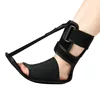 Pantoufles noires à talon avec une seule bride.