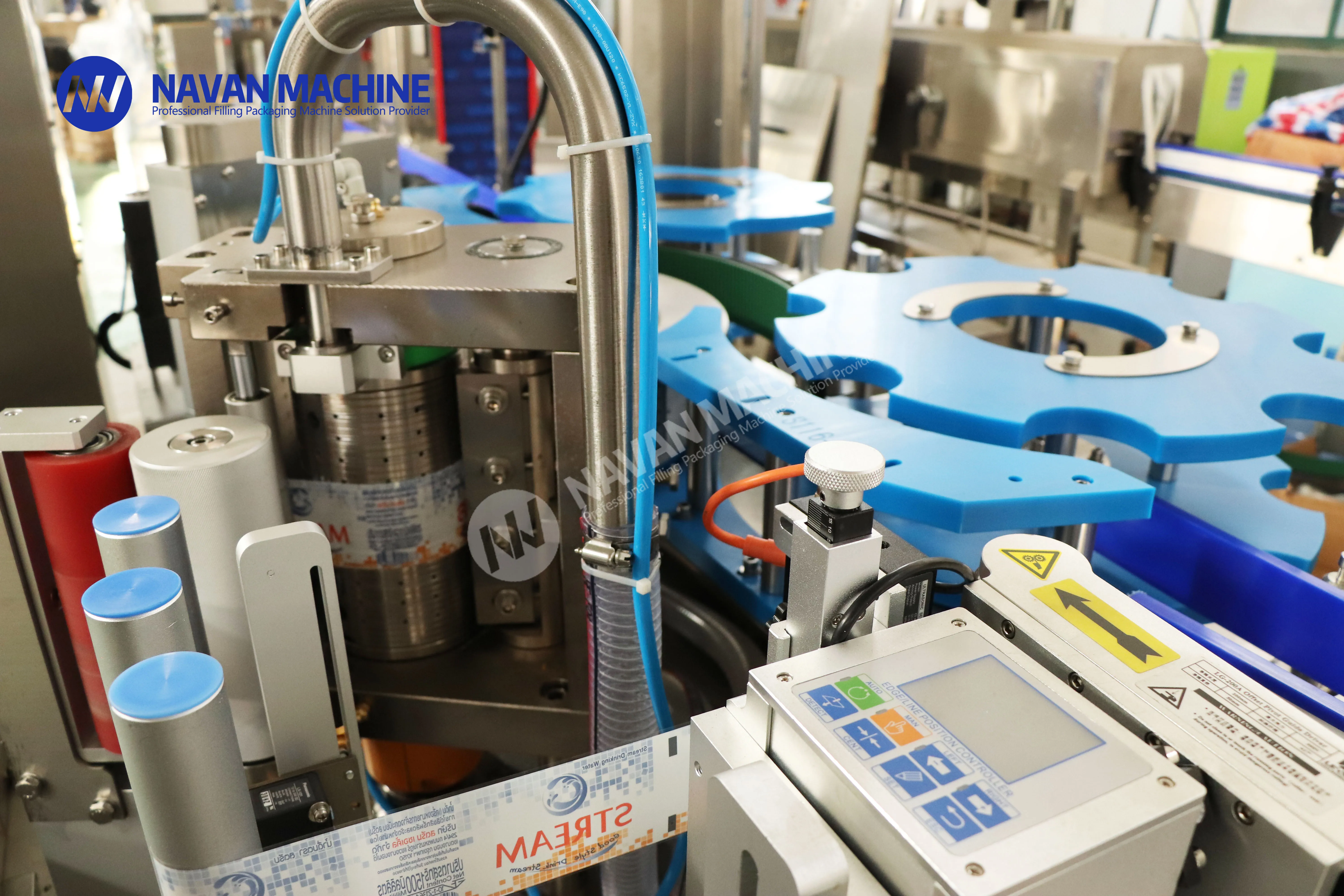 Automatic Plastic Glass Bottle OPP Labeling Machine Round Water Juice Beer Bottle Hot Melt Labeling Machine factory