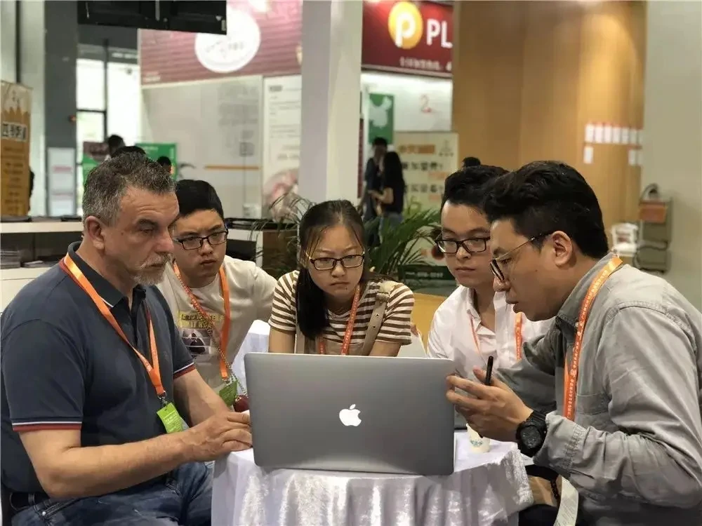 Hot Selling 6 people  Cheap Prefabricated Soundproof Outdoor Residential Mobile Chatting Office Pod 27