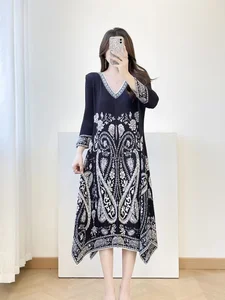 Display the Special Sale Women's Printed Pleated Dress in a Loose Fit with a V-neck and Long Sleeves for Casual Wear