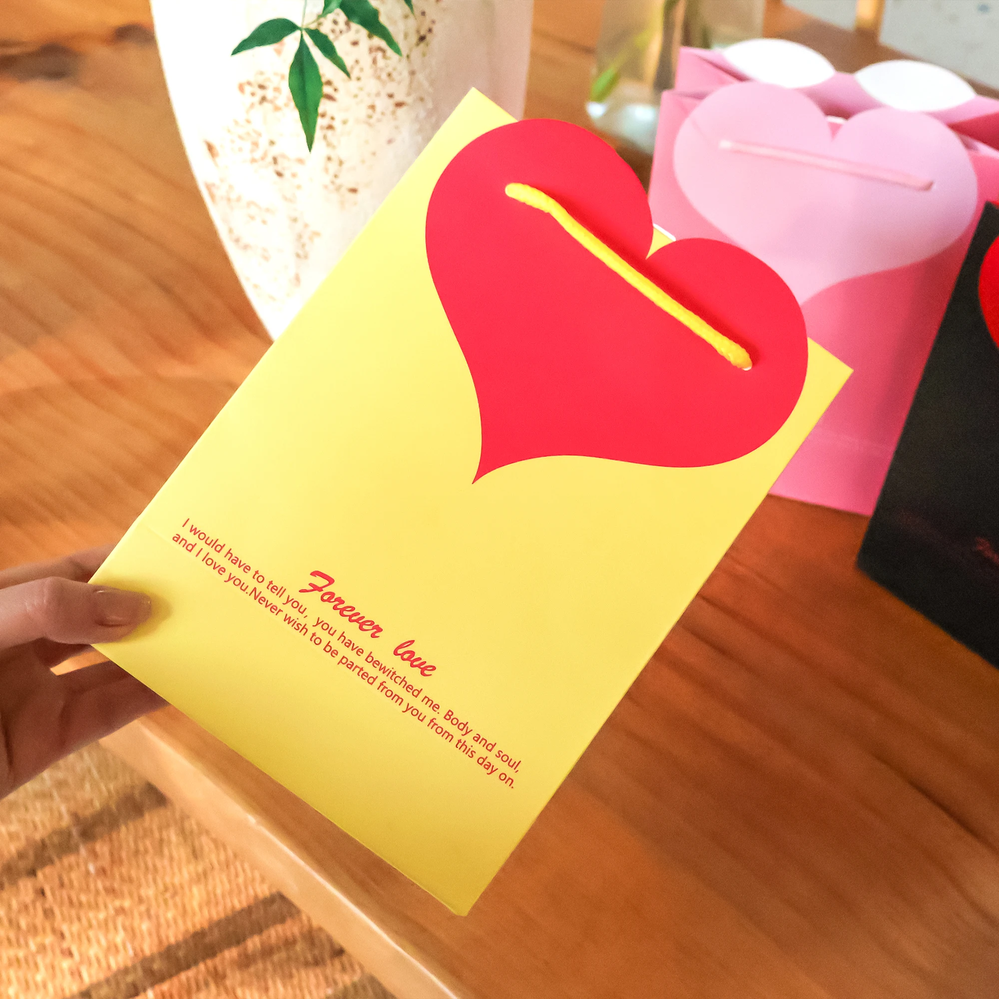 OLANTAI Eco-Friendly Biodegradable Recyclable Kraft Paper Durable Gift Packaging Bags Embossing Ribbon Handle Glossy Lamination