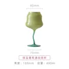 Bicchiere da vino verde e blu con design a spirale