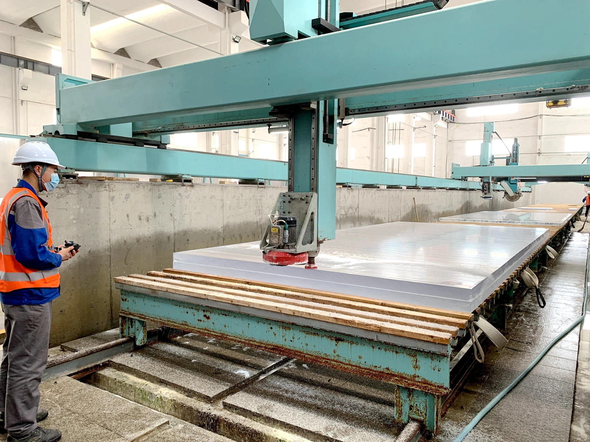 Завод акриловых стекла. Линия для производства акриловой краски. Акриловое производство. Акриловое производство. Нанесение стекловолокна.