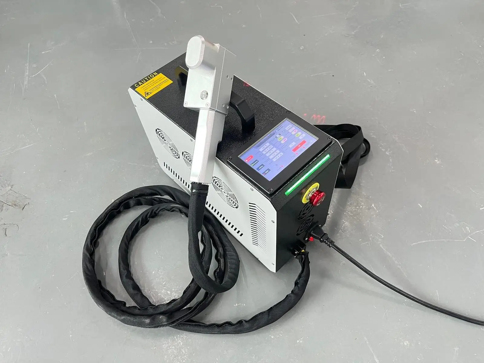 Portable Fiber Laser Cleaning Machine Backpack Design for Rust Paint Oil Removal Air Cooling-Good Price Stainless Steel UPVC PVC