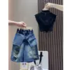 Shorts in denim nero a lunghezza media con design cut-out - stile chic