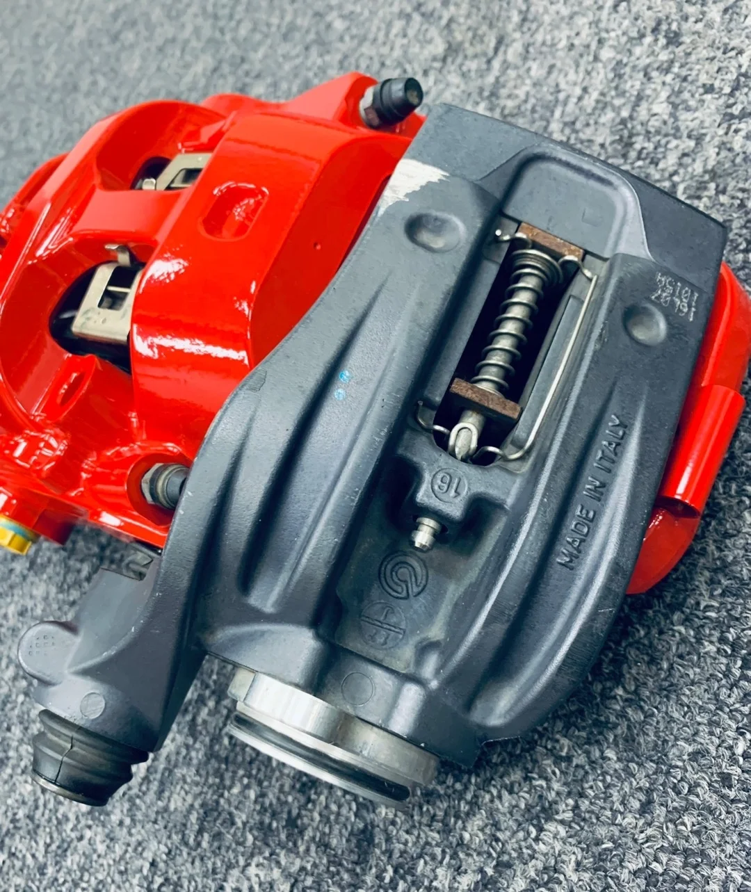 フェラーリ488カーボンセラミックブレーキキャリパーとブレーキ