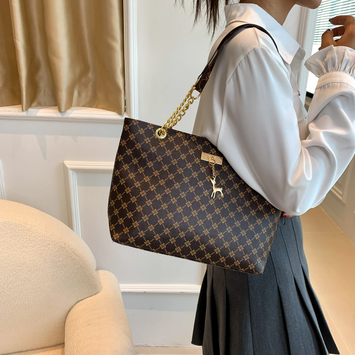 Large Capacity 2025 New Women's Bag Fashionable Commuting Chain Hand-held Shoulder Bag Printed Tote Bag