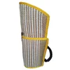 Protectores de brazos de yute con borde amarillo.