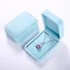 Caja grande azul para collar.