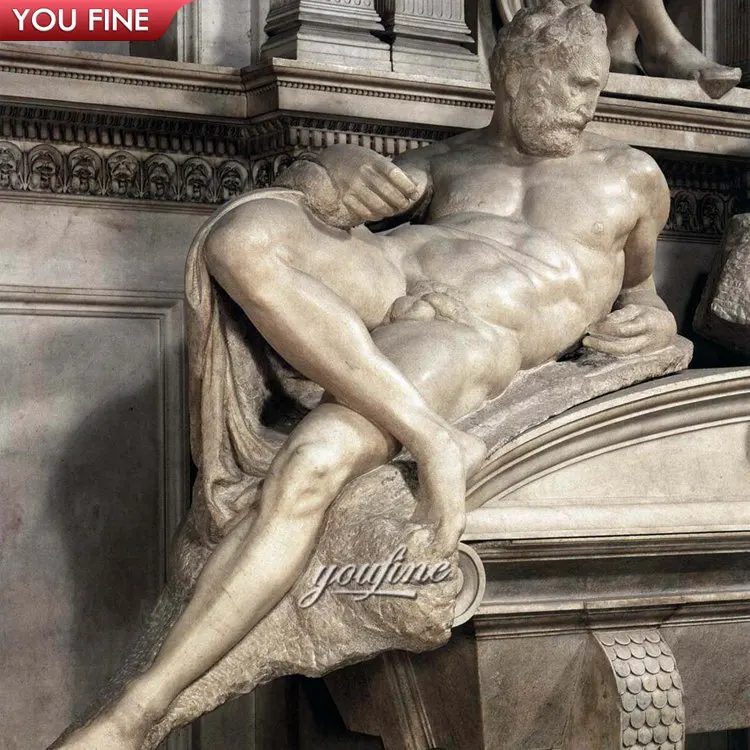 ミケランジェロによる有名な等身大の大理石の夕暮れの像の彫刻