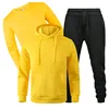 Jaune avec un pantalon noir