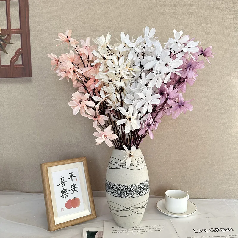 Hozzon létre egy gyönyörű háttérrel mesterséges virágszoborral