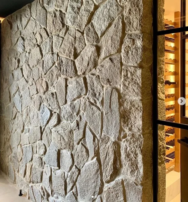 SHIHUI Natural Stone Tiger Yellow Textured Quartzite Free Form Exterior Stacked Decoration Stone Veneer Wall Cladding Stone