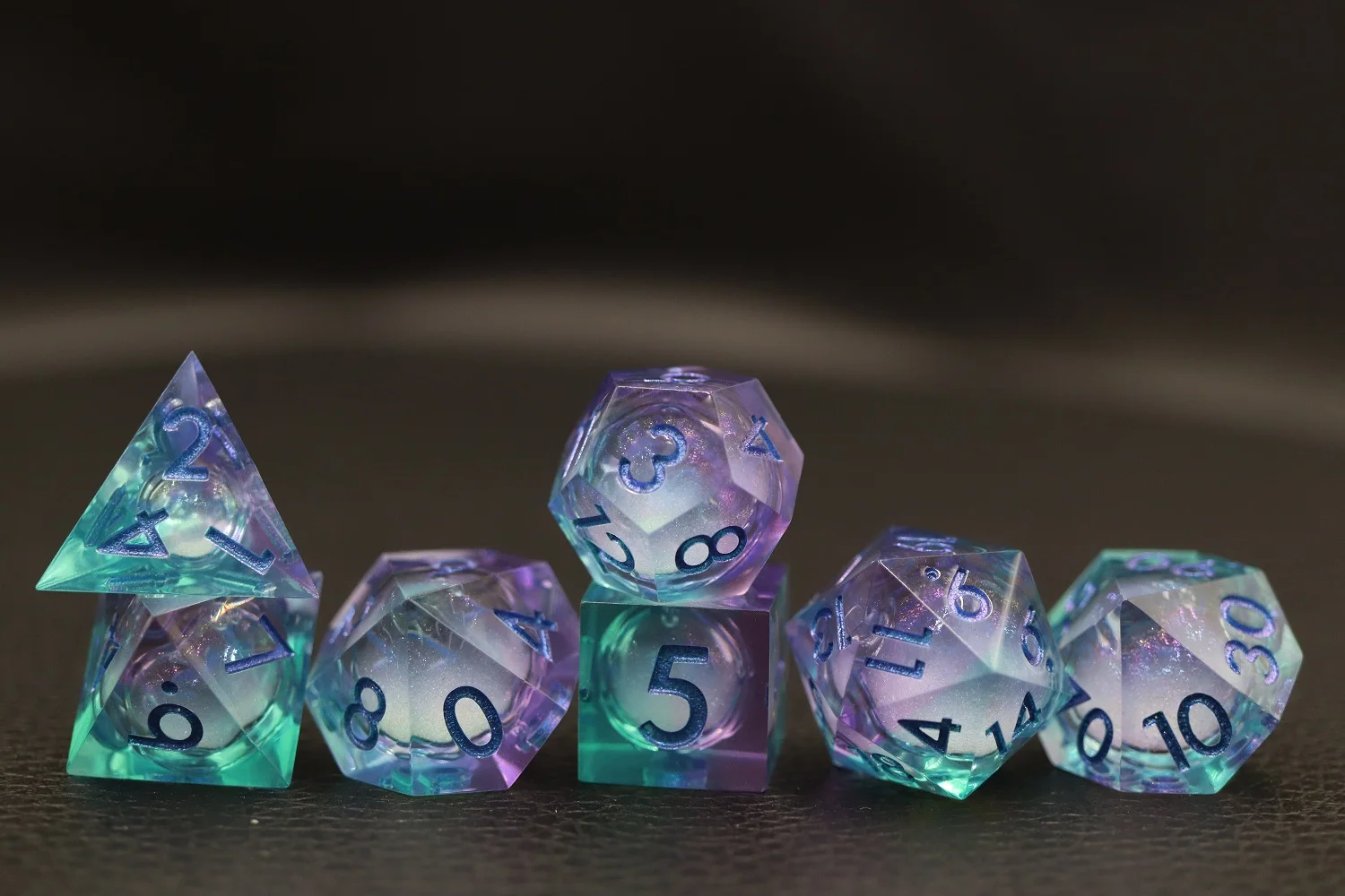 7 peces de daus de resina amb purpurina polièdrica RPG per a Dungeons and Dragons amb vora afilada i nucli líquid per a jugadors de D&D