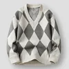 Gris y blanco