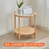 Buscando una mesa de centro pequeña y redonda de ratán.