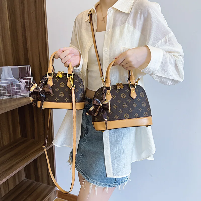 High-end Women’s Summer 2026 New European American Vintage Printed PU Shell Classic Single Zipper Shoulder Handbag All-match