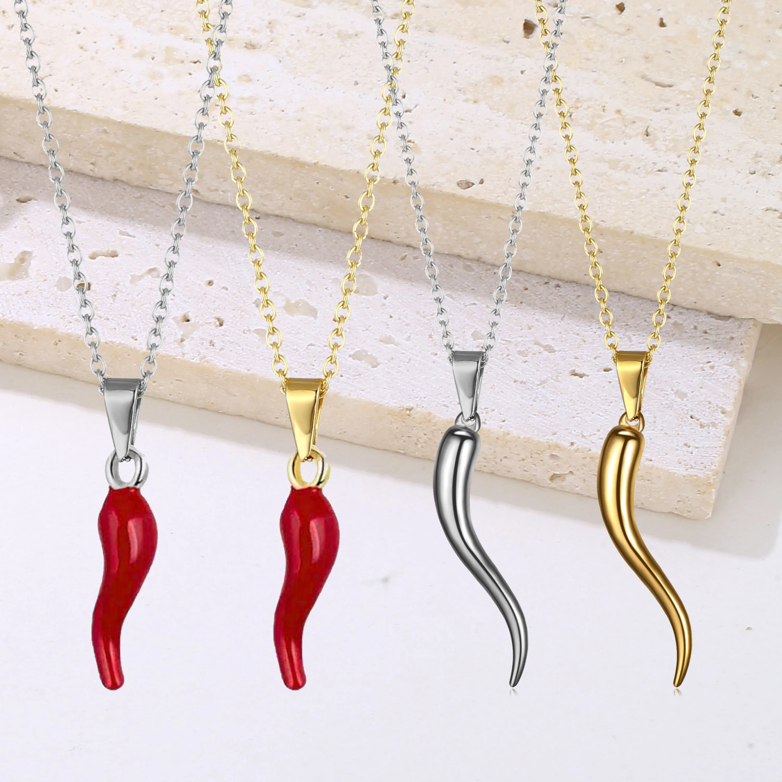 Pendentif main en corail et or jaune 18k. (3 tailles) - La Taillerie Du Corail