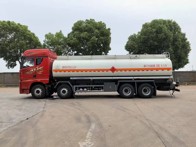 专业新型 HOWO 8x4 油罐车 35000L 可燃液体运输燃油车