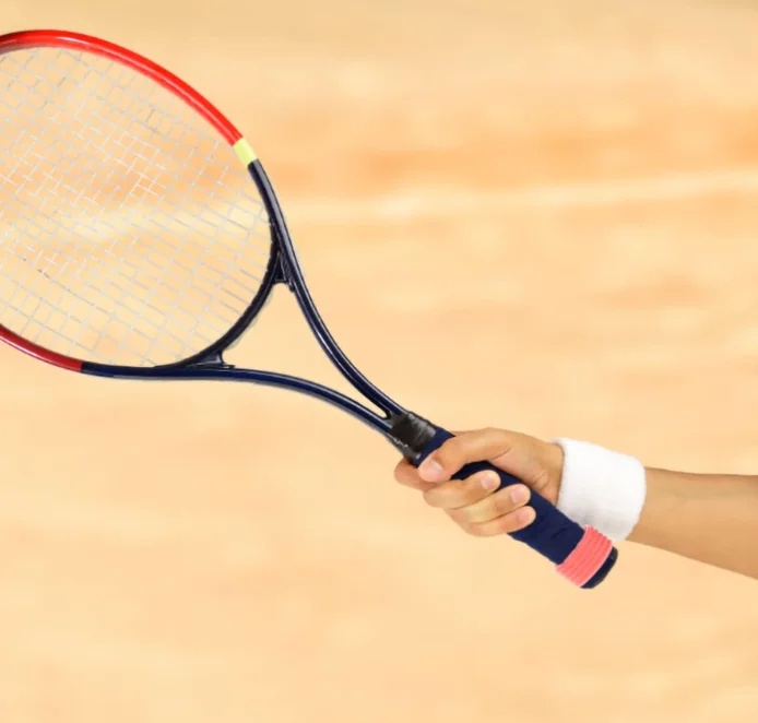 Dessin De Raquette De Tennis Et De Main De Vecteur De Boule