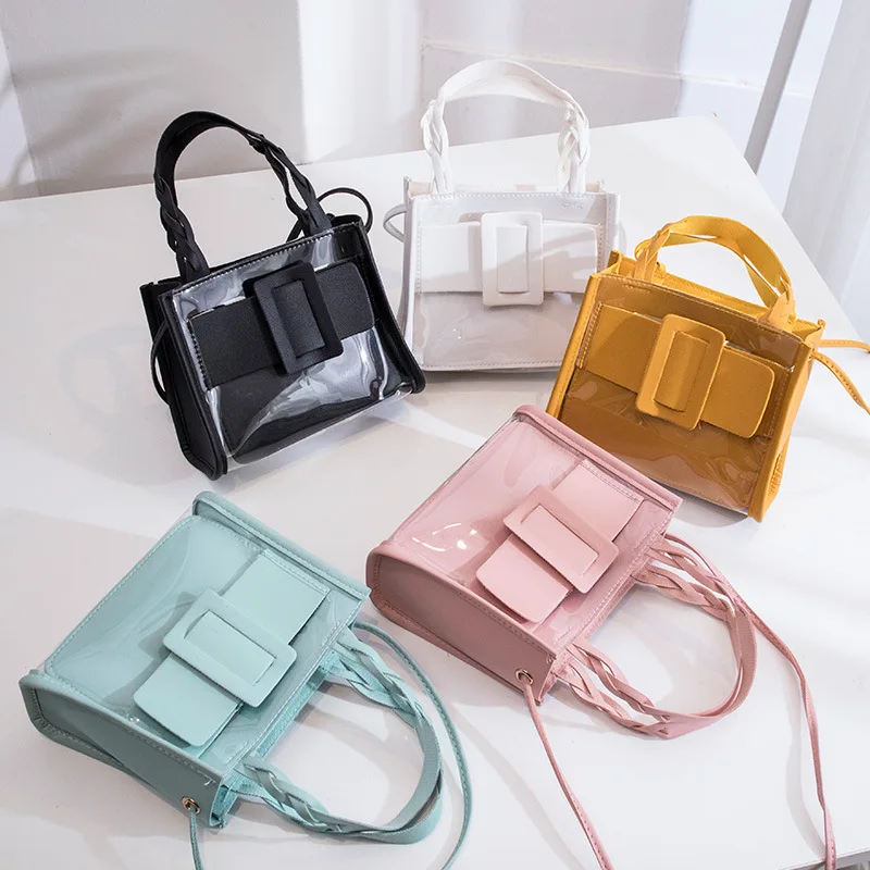 El bolso transparente: la tendencia estrella de este verano
