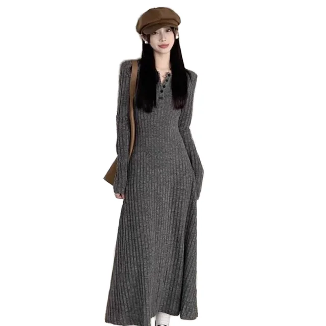 Long sleeved knitted dress for women in Spring and Autumn 2024, new French design sense, waist closing temperament, long skirt