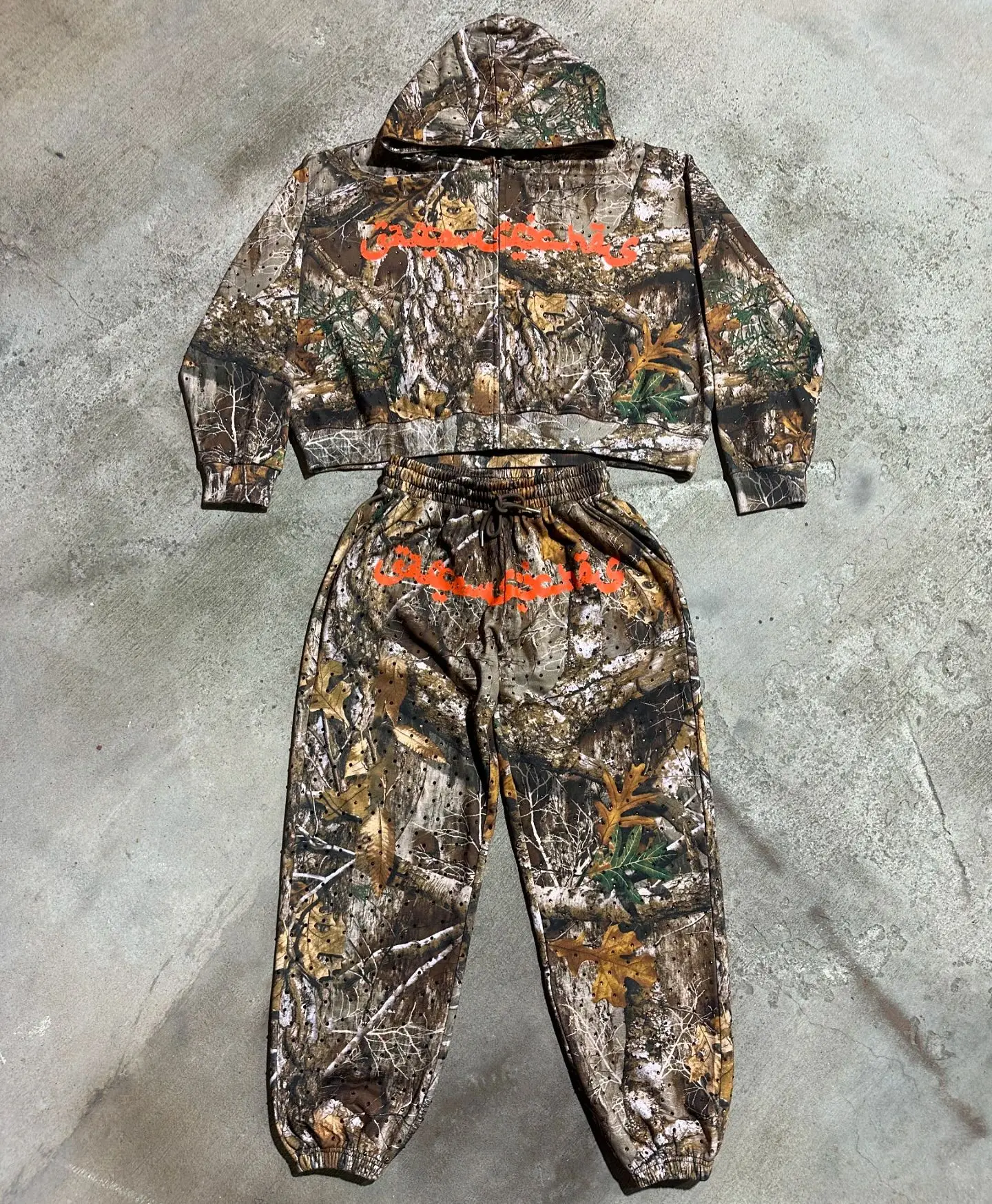 Vlastní streetwearové kalhoty s kapsami, potisk síťovým tiskem pro muže, motocyklové kalhoty s kryšťálky, venkovní oblek pro lovné aktivity, kamuflážní svetr s kapucií a zipem, komplety