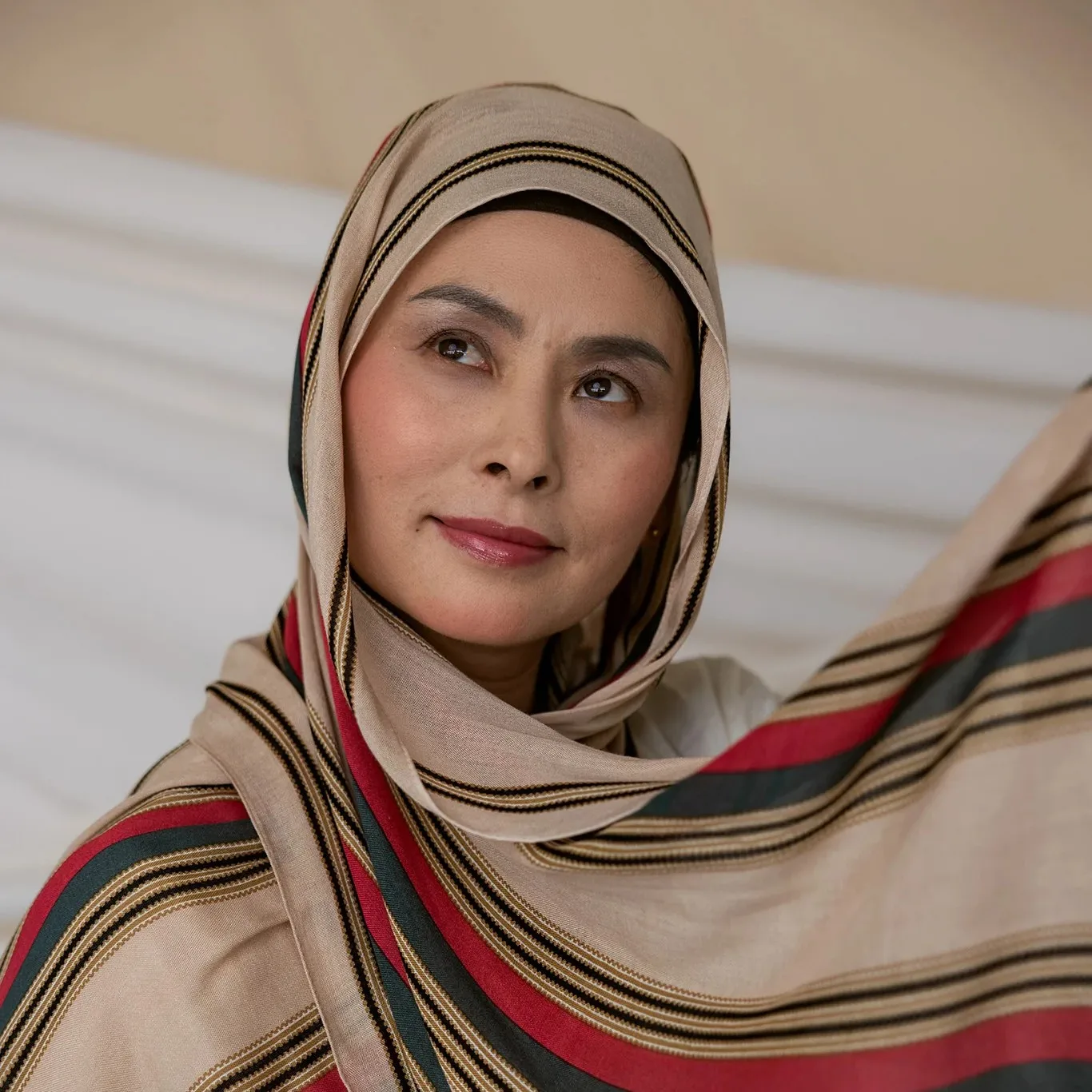 Qiuyan Neutral Beige Stripes Emerald Ruby Long Size Breathable Modal Hijab for Muslim Women Four Seasons Modern Design