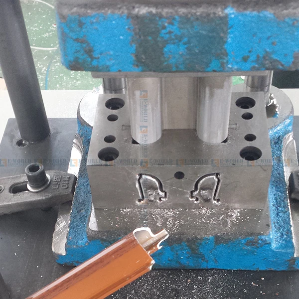 Высокоскоростной аппаратный штамповочный станок для изготовления алюминиевых и ПВХ дверей окон по низкой цене