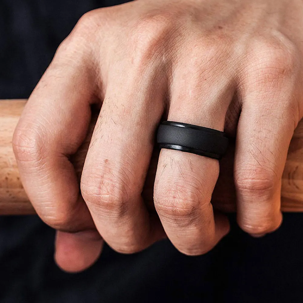 Черное мужское кольцо на пальце