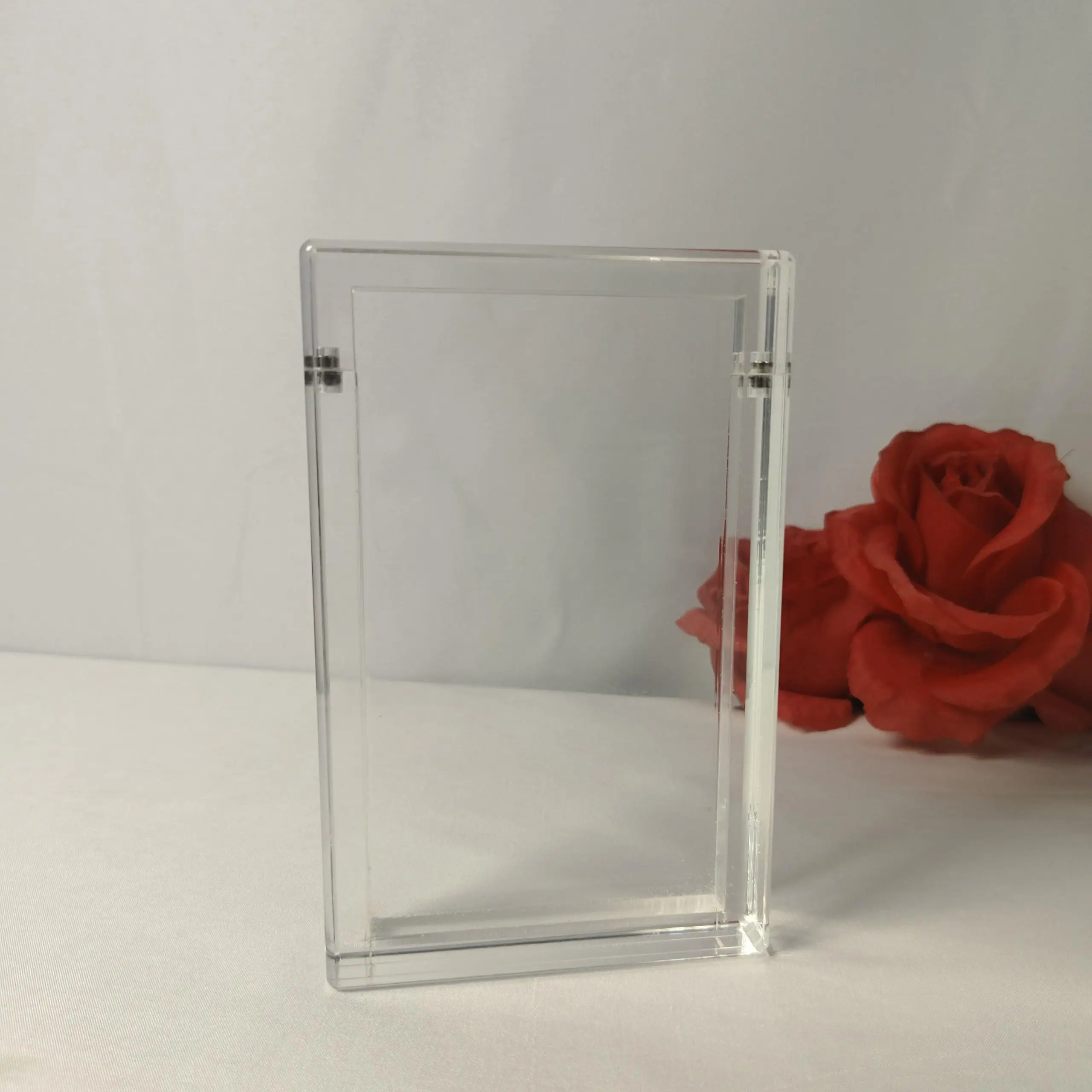 ที่ยึดแผ่นการ์ดเกรด PSA โดย CGC CSG ทำจากอะคริลิก พร้อมฝาครอบป้องกันแบบแม่เหล็กสำหรับการ์ดกีฬาและการ์ด TCG — ใช้ภายในบ้าน