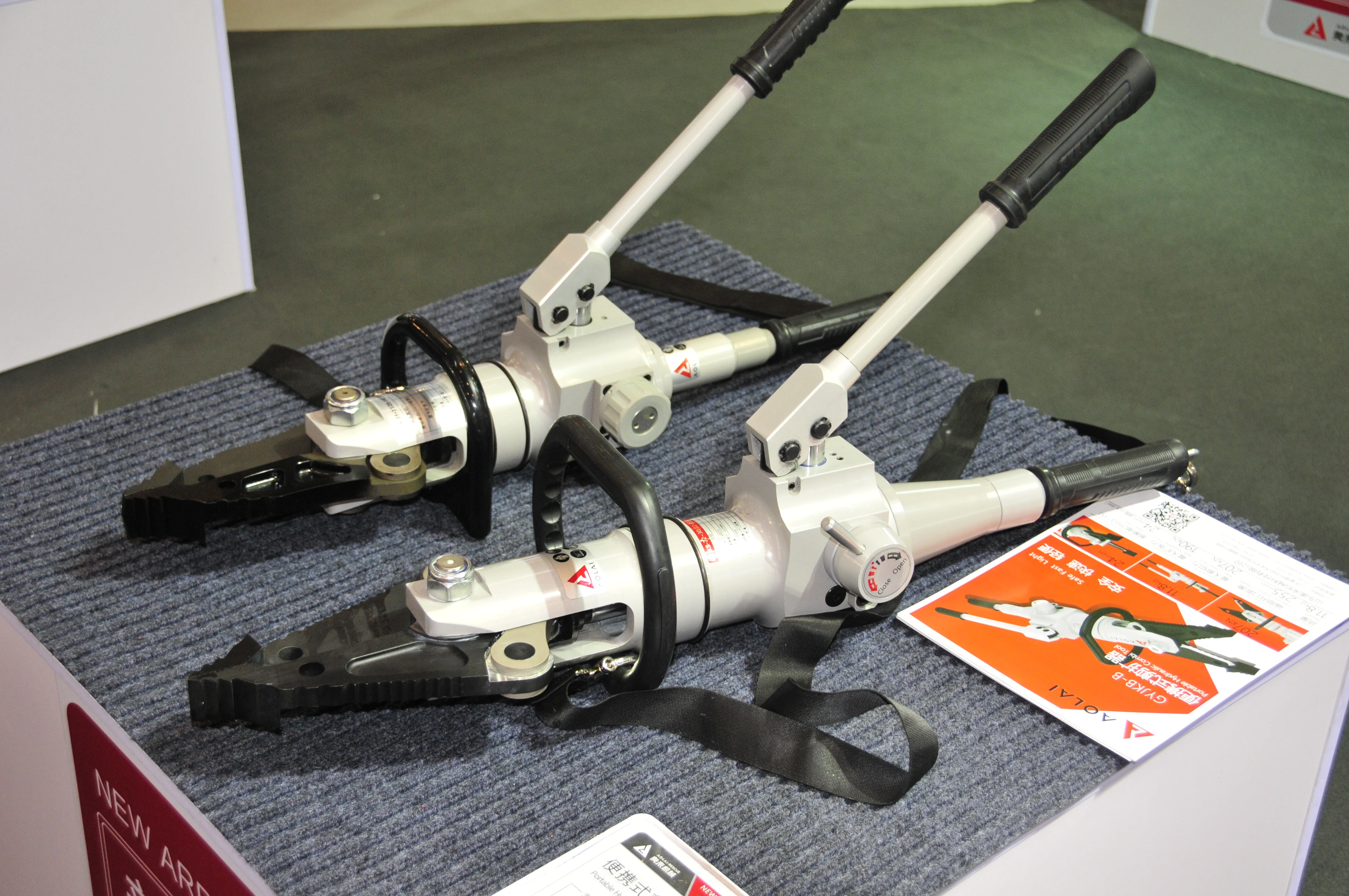 Hydraulic Extrication Combi Tool Integrated with Hand Pump