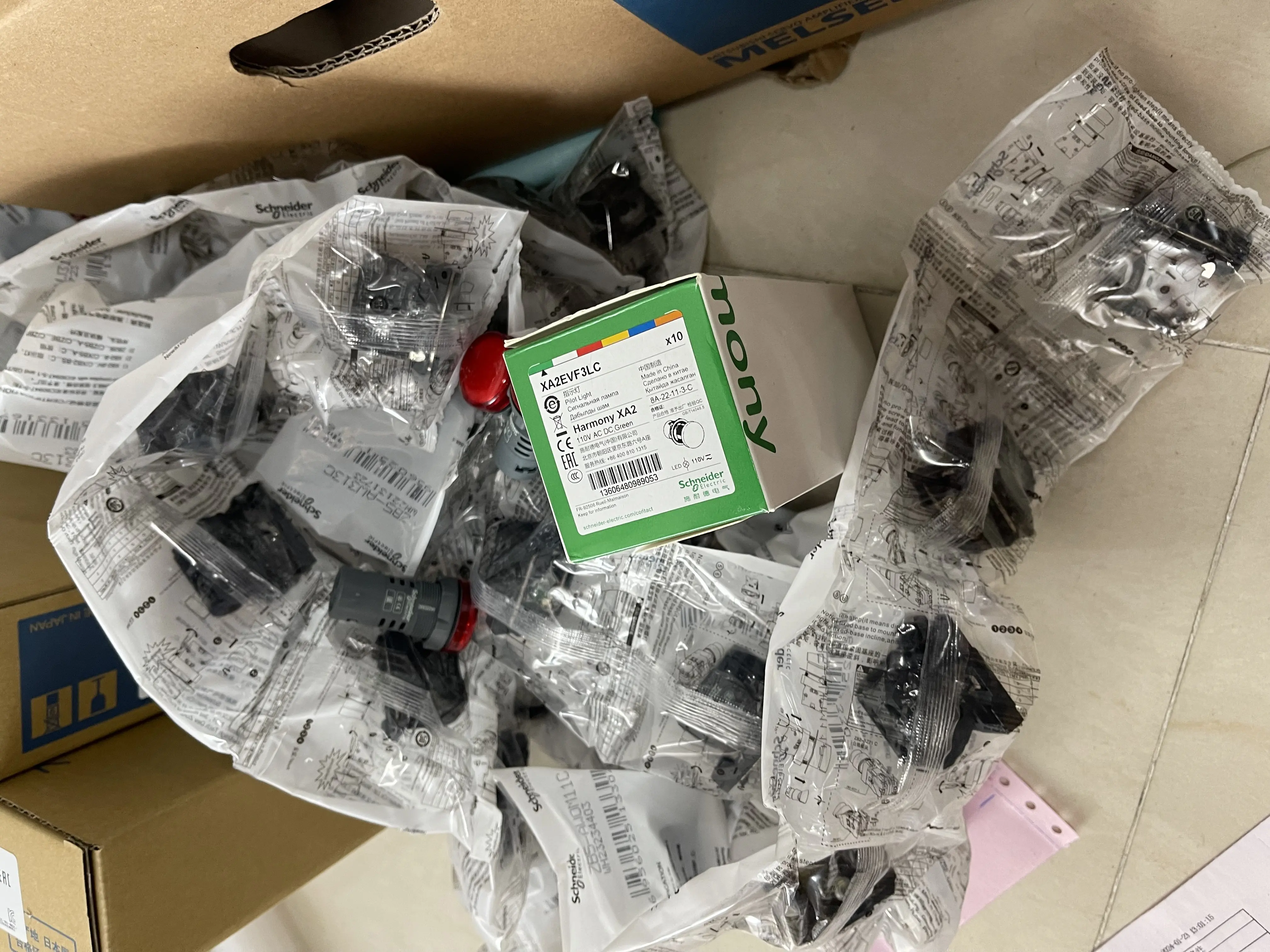 Schneider Illuminated Push Button XA2EVF3LC Schneider Illuminated Push Button XA2EVF3LC