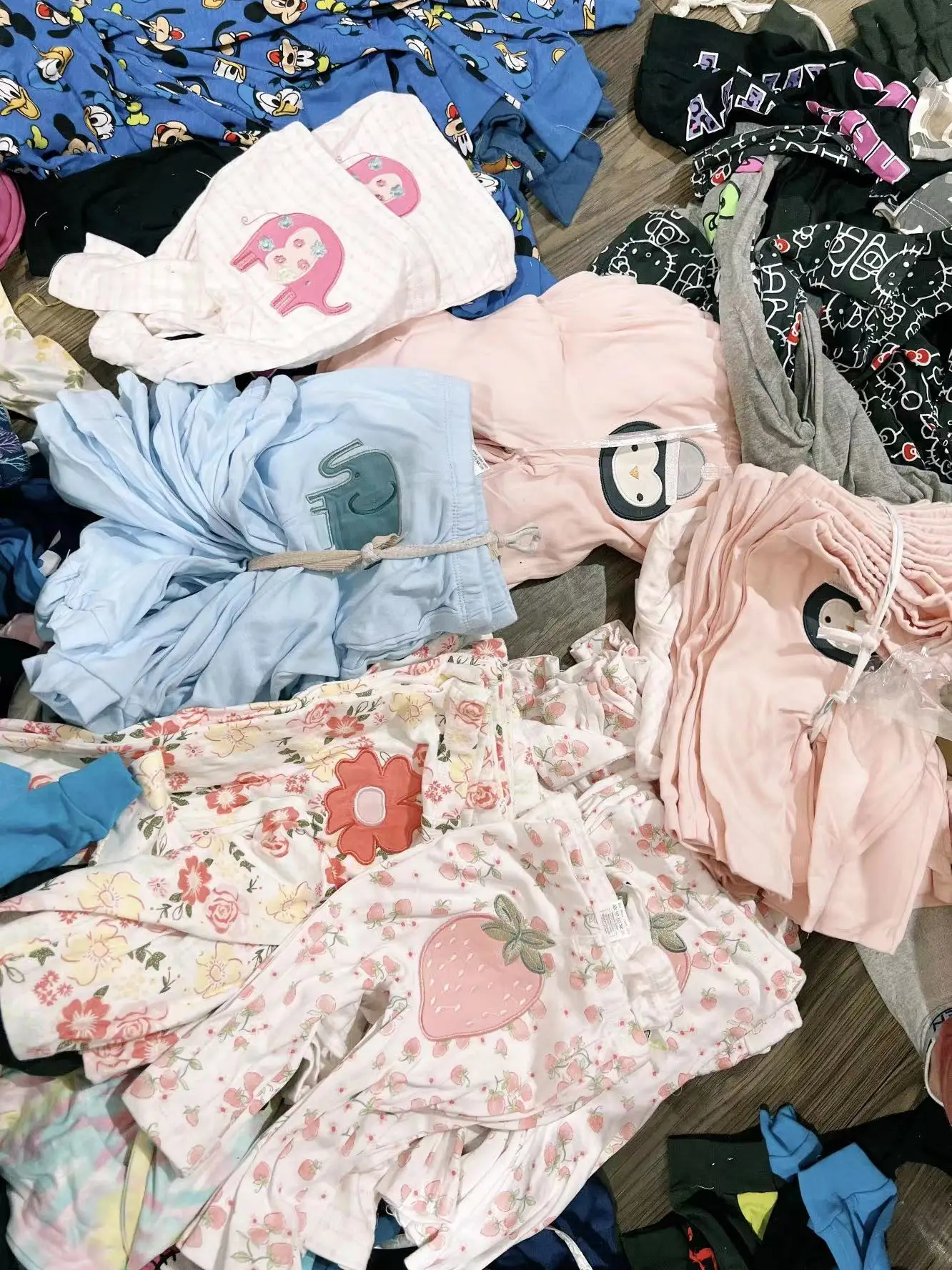 В наличии, избыточная оптовая продажа, фирменная другая одежда, детские леггинсы, детские штаны, в наличии