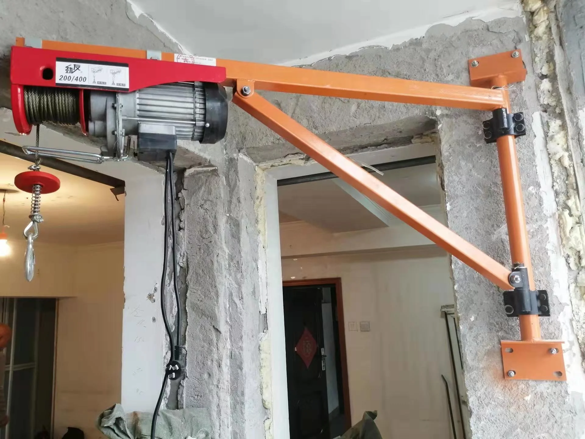 Small Electric Hoist for Home Use with Wall or Ground Scaffold Support
