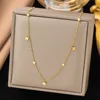 Collana con piccolo pendente quadrato in oro h302