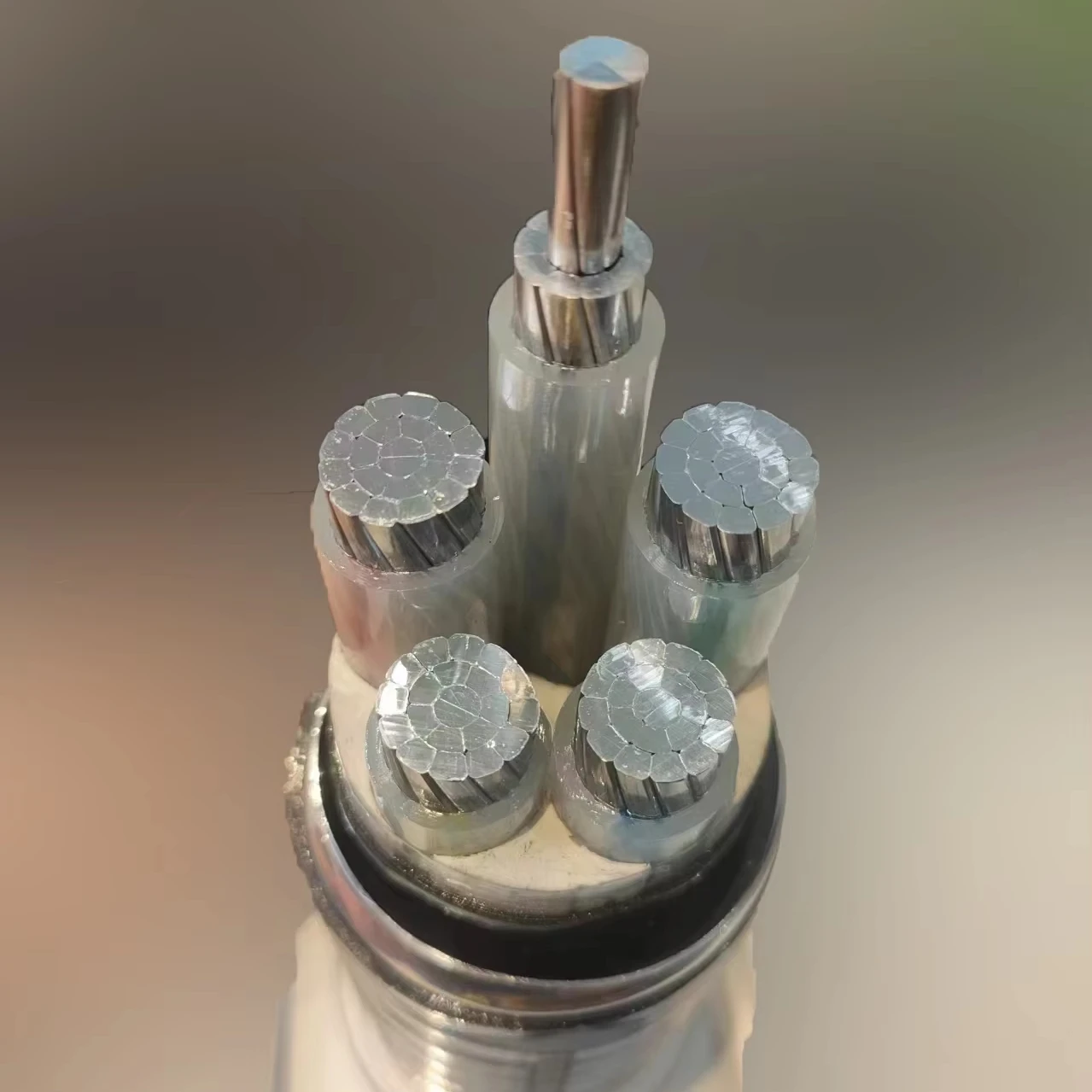 0.6/1kv Xlpe 5 nucleo di isolamento in Pvc guaina Multicore cavo in alluminio conduttore di costruzione di dimensioni personalizzate