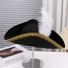 Cappello nero con finiture dorate + piume bianche