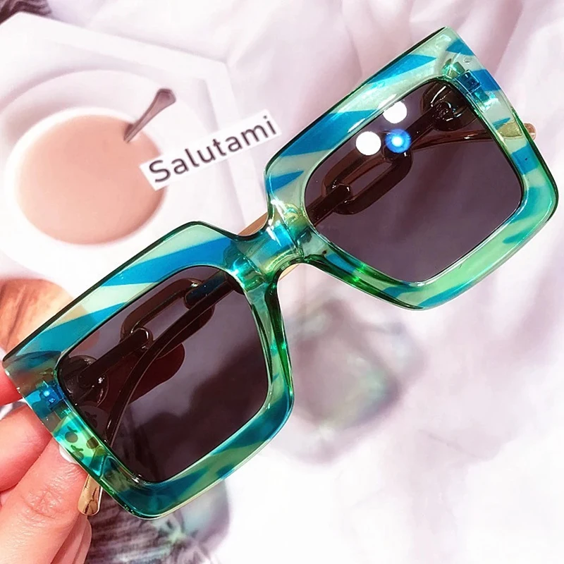 Wholesale Fashion Rivet Decoration Big Frame Sunglasses 2022 Female V-logo  Black Cat Eye Sun Glasses From m.