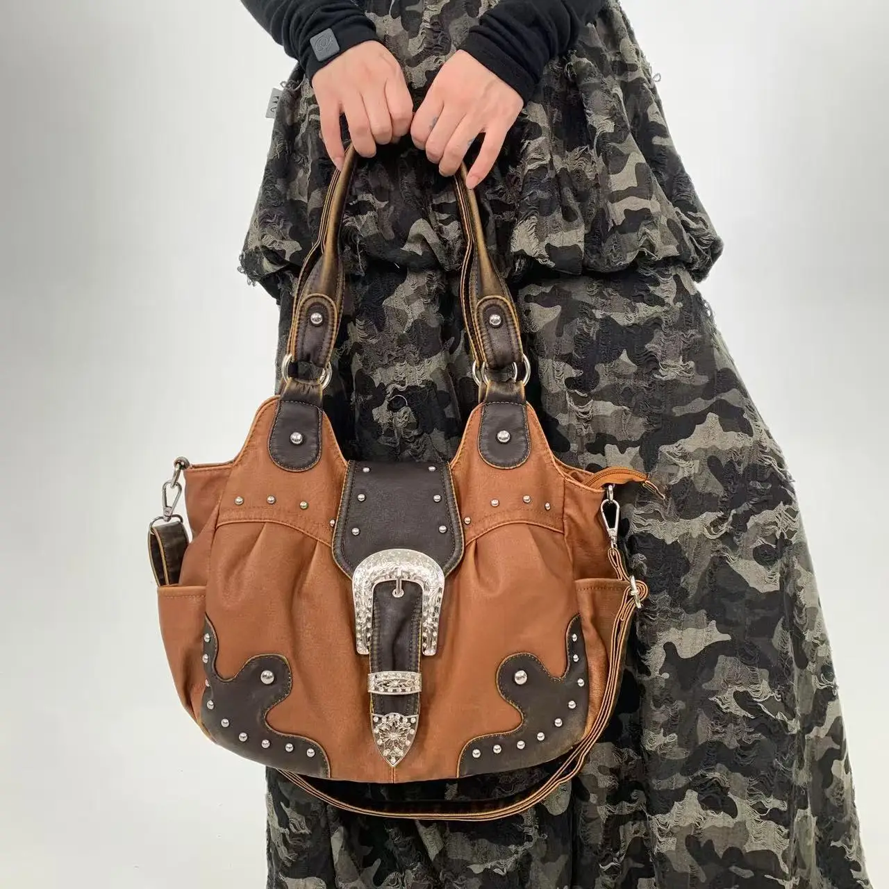 Ladies' Fashion Y2K Millennium Spicy Girl Shoulder Bag Large Capacity Retro Rivet Machine Handbag