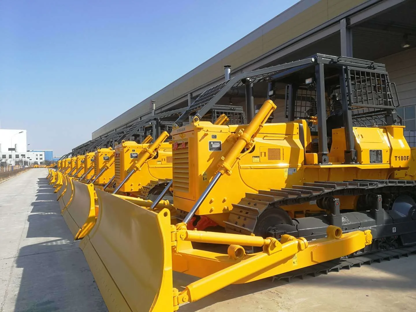Бульдозер с лесозаготовкой марки Yishan T180F