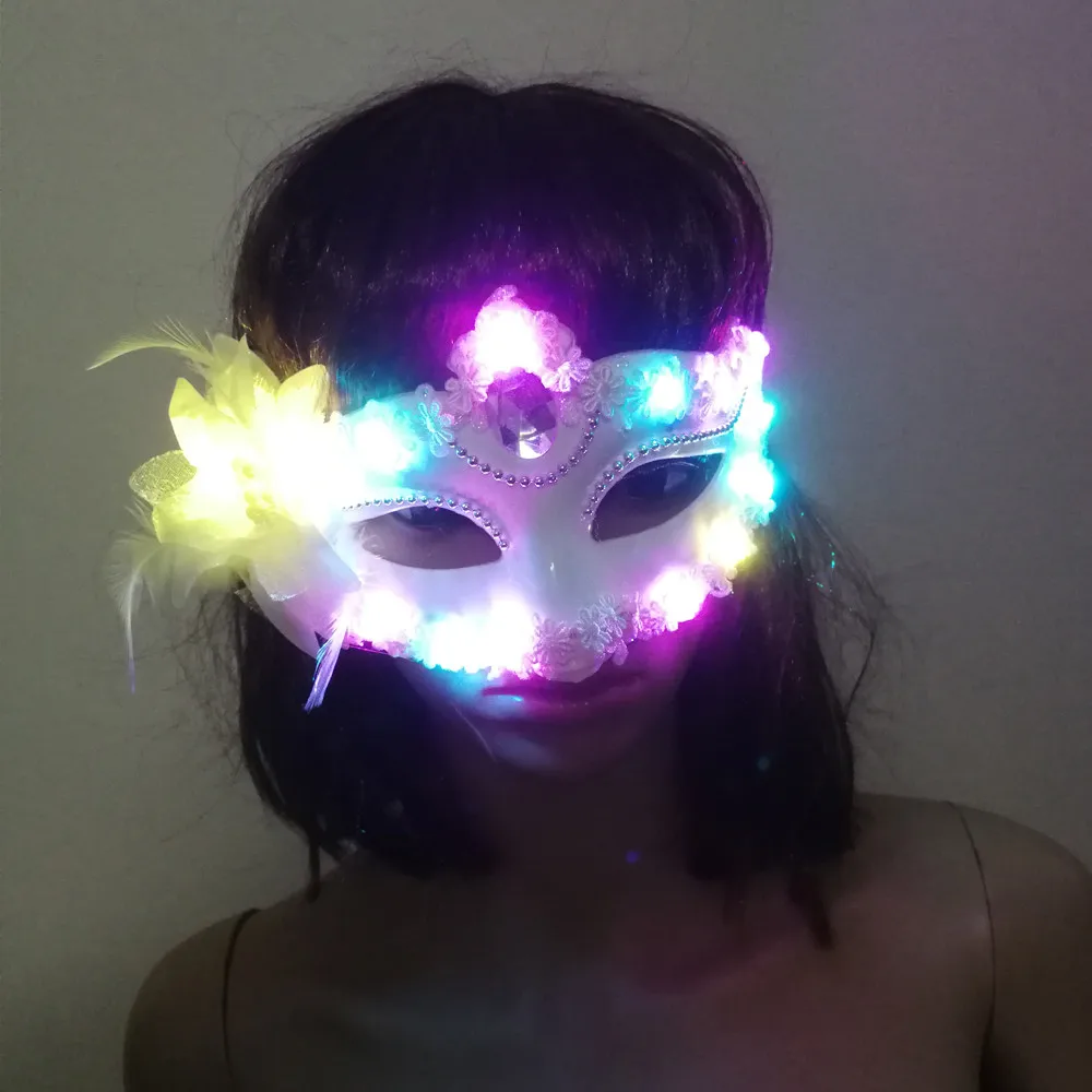Máscara veneciana led para mujer con plumas estilo princesa_voghion.com