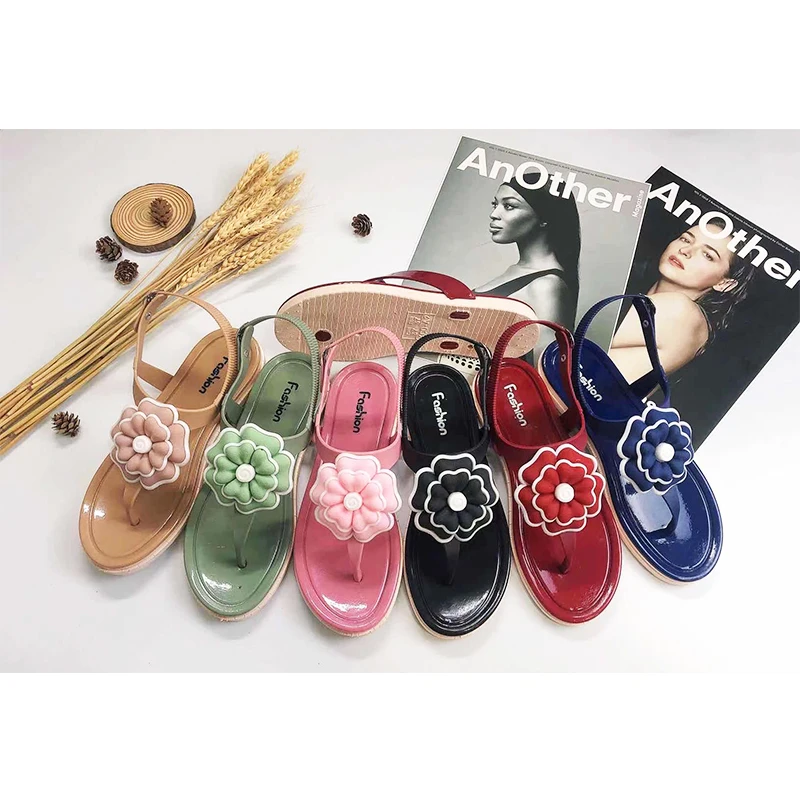 
 Сделанные в Китае красивые дизайнерские женские туфли и сандалии из поливинилхлорида  