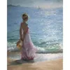 Femme marchant sur la plage